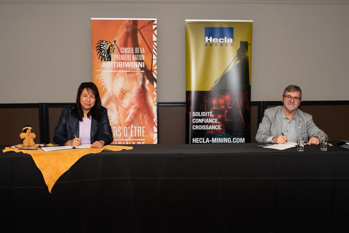 Signing Cooperation Agreement 1 two people Signing the Cooperation Agreement